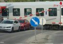 Nö: Falsch abgestellter Pkw bei Bahnübergang von Zug gestreift