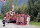 Oö: Holztransporter umgestürzt – Baumstämme stürzten in den Gegenverkehr