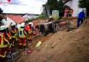 D: Bagger stürzt auf Baustelle in Hanglage auf eine Person