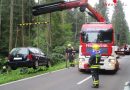 Oö: Zusammenstoß zwischen Lkw und Pkw – Bergung mit Kranfahrzeug