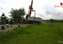 Stmk: Kranfahrzeug aus Fürstenfeld bei Schotter-Sattelzugbergung im Einsatz