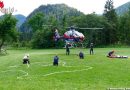 Stmk: Feuerwehrmänner am Seil hängend zu Waldbrand geflogen