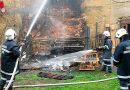 Nö: Brand im Garten droht auf Dachstuhl überzugreifen