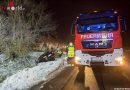 Nö:  Pkw prallt gegen einen Betonschacht – Bergung mittels Kran (+Video)