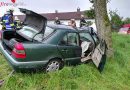 Oö: Pkw prallt gegen einen Baum -> Eine Person verletzt