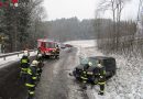 Oö: Kleinbus mit fünf Insassen überschlägt sich auf der B127