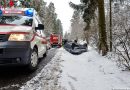 Oö: Fahrzeuglenkerin aus verunfallten Pkw gerettet