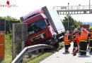 Oö: Lkw kracht gegen einen Anpralldämpfer und landet auf der Leitschiene