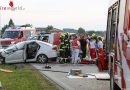 Oö: Pkw-Lenker nach Kollision mit Traktor im Fahrzeug eingeklemmt