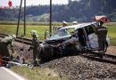 Oö: Pkw-Lenker überholt Biker und kracht bei Hartkirchen in Gegenverkehr: 1 Toter