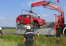 Nö: Zwei Fahrzeuge bei Kreuzungscrash in angrenzendes Feld geschleudert