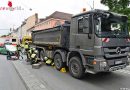 D: Fußgängerin unter Lkw eingeklemmt und lebensgefährlich verletzt