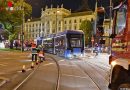 D: Feuerwehr gleist eine Straßenbahn ein