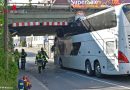 Bayern: Glück im Unglück: Leerer Doppeldeckerbus kracht in Eisenbahnbrücke