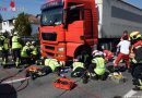 Nö: Feuerwehr befreit von Lkw überrollte und eingeklemmte Frau