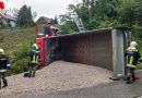 Oö: Schotter-Lkw in Sandhäuselberg bei Unfall umgestürzt