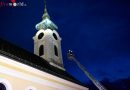 Bgld: Feuerwehr sichert Blechteile am Kirchturm