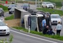 Oö: Sattelzug bei Autobahnabfahrt umgestürzt