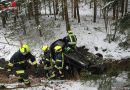 Oö: Pkw bei Verkehrsunfall in Bach gestürzt