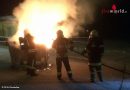 Oö: Brennenden Container mit Lkw von Gebäudewand weggeschoben