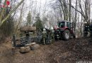 Nö: Traktoranhänger in einem Wald umgestürzt