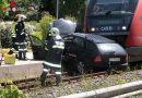 Oö: Auto von Zug erfasst – Lenker schwer verletzt