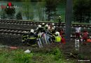 Ktn: Neben Bahngleis abgestürzt und schwerst im Fahrzeug eingeklemmt