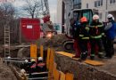 W: Feuerwehr rettet abgestürzten Baggerfahrer aus Baugrube