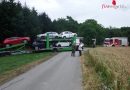 Nö: Autotransporter steckt in weicher Wiese fest