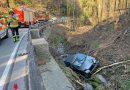 Bayern: Autolenker stürzt in Bechtesgaden mit Pkw in Wassergraben