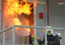 Deutschland: Brennende Elektrounterverteilung in Mehrfamilienhaus → Feuerwehr rettete 76-jährige Frau