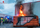 Oö: Großcontainer mit Plastik brennt neben Gebäude in Alkoven (+Video)