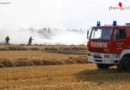 Oö: Brand einer Strohpresse auf einem Feld in Desselbrunn
