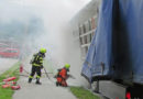 Oö: Ersthelfer hielten Lkw-Reifen-Brand auf Goiserer Ortsumfahrung in Schach