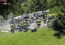 Stmk: Kalk-Sattelschlepper stürzt auf B77 über Böschung