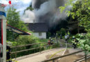 Stmk: Hohe Brandlast bei Garagenvollbrand mit mehreren Kraftfahrzeugen in Nestelbach bei Graz