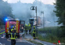 Oö: Strohladung brennt auf Lkw in Schleißheim → fünf Feuerwehren alarmiert