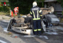 Oö: Pkw prallt gegen Baum und Buswartehäuschen → ein Toter