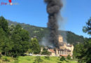 Schweiz: Stall in Vollbrand bedroht Schloss und Wohnhaus