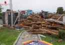 Oö: Holztransporter bei Zusammenstoß zweier Lkw in Wels umgestürzt