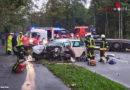 Bayern: Pkw kracht gegen Lkw → Lenker klemmt im Auto