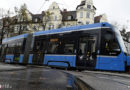 Bayern: Straßenbahn auf Abwegen → Feuerwehr lässt die Muskeln spielen