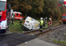 Oö: Pakettransporter auf Bahnübergang in Rutzenham von Regionalzug erfasst