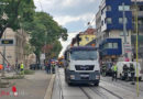 Wien: Lkw-Ladekran gerät in Straßenbahn-Oberleitung