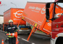 Nö: Bergung eines von Lkw-Anhänger abgestürzten Containers in Laxenburg