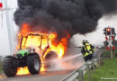 D: Traktor am Bahnübergang in Vollbrand → Zug hält an