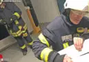 D: Feuerwehr befreit Steinkauz aus Ofen