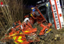 D: 48-Tonnen-Feuerwehr-Kran stürzt über Böschung → 2 Verletzte