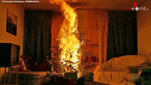 Bayern: Auch ein Weihnachtsbaum mit Elektrokerzen kann brennen → 70.000 Euro Schaden in Thannhausen