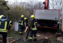 Nö: Lkw sinkt im weichen Untergrund ein